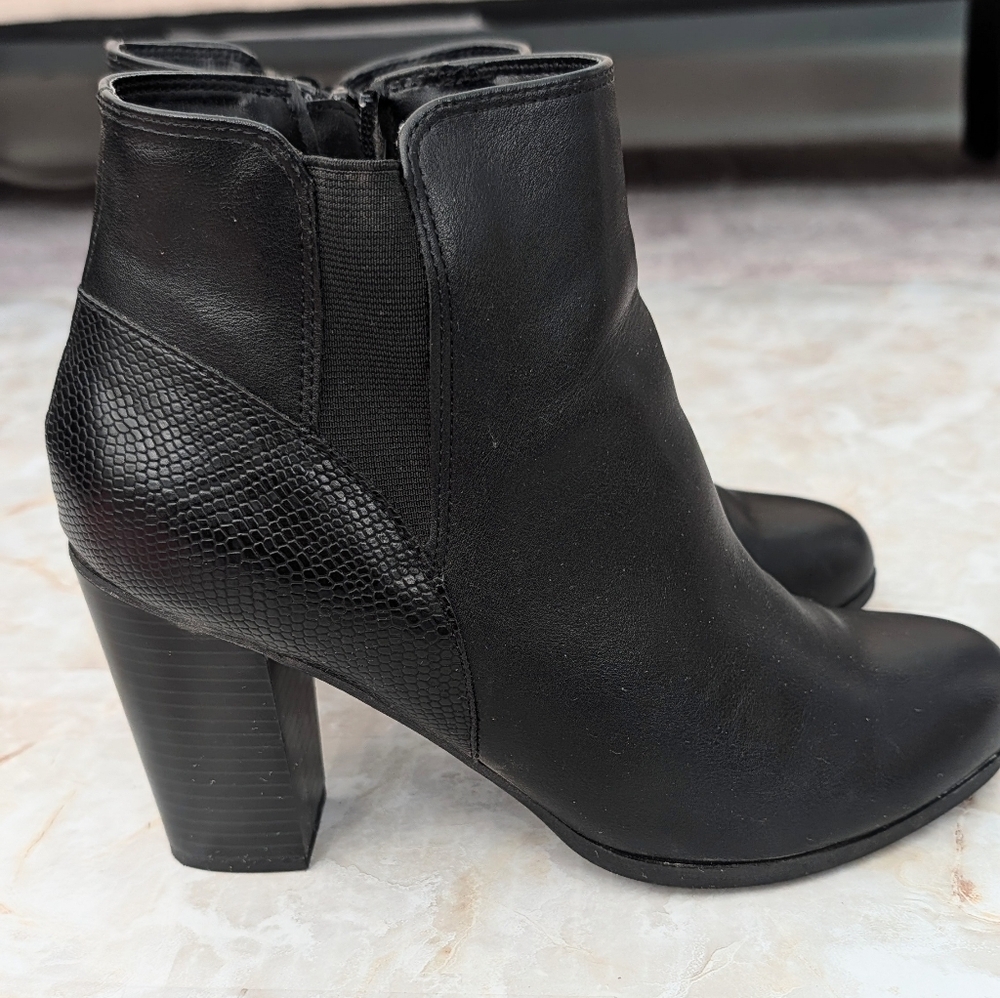 Me Too Sleek Black Ankle Booties Size 9.5 M